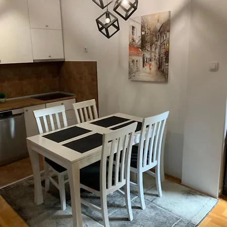 Riverside With Private Parking Apartment