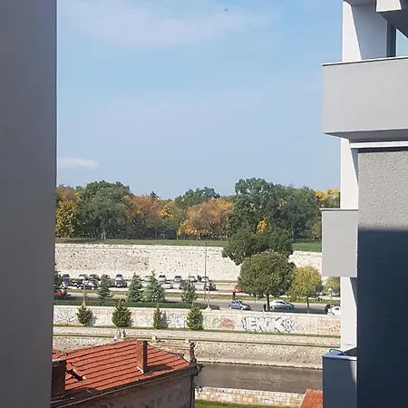 Riverside With Private Parking Daire