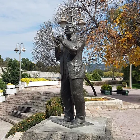 Riverside With Private Parking