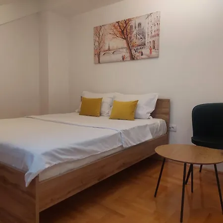 Riverside With Private Parking Apartment